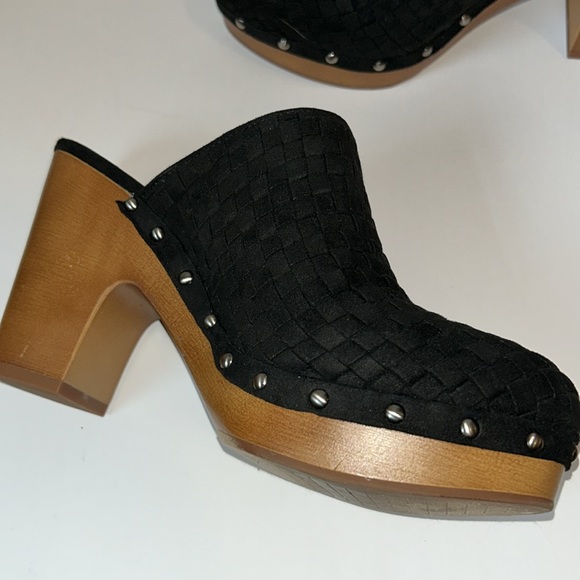 Vince Camuto Cindel Women’s Size 8 1/2M/39 Black Woven Upper Faux Wooden Clogs - Picture 2 of 7